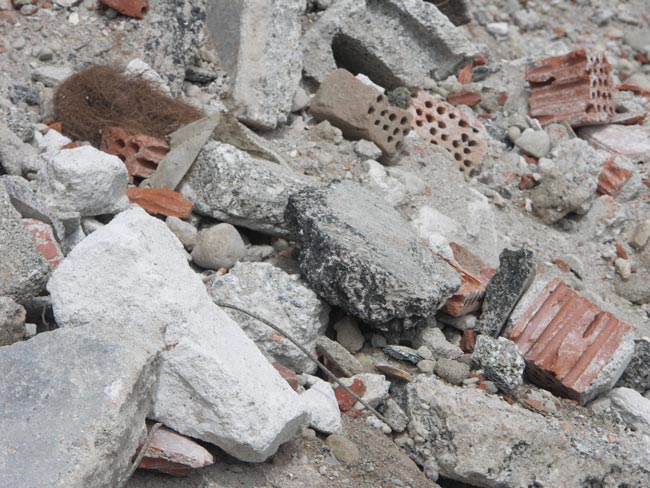 14.4.2006: Verf�llmaterial mit Stra�enbelag
