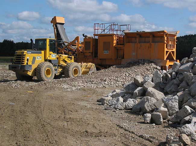 22.8.2004: Mobile Brechanlage f�r Verf&uuml;llmaterial (auf Normalniveau anstelle auf dem Grund der Grube)