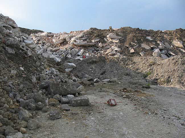 1.8.2004: Bauschutt mit Verunreinigungen in der Grube (Lage des Ölbrenners)